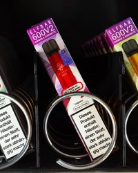 How Chinese Vapes Flood the U.S. Through Middlemen Networks